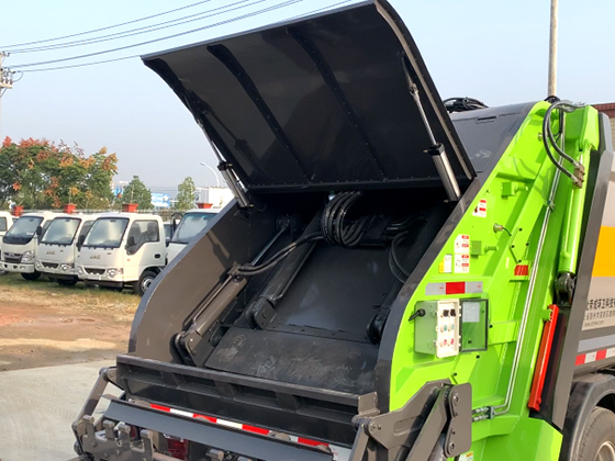 Dongfeng 4.8CBM Garbage Compactor Truck